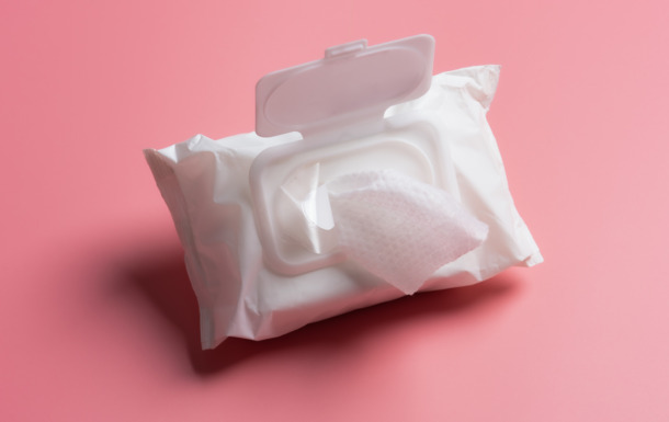 31114_teaser_ClariantOpen wet wipes flow pack on pink backgroundflat lay