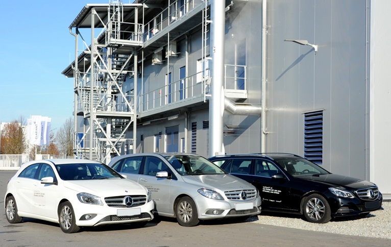 Wagen der Mercedes-Benz Flotte vor Clariants sunliquid&#174; Demonstrationsanlage zur Produktion von...