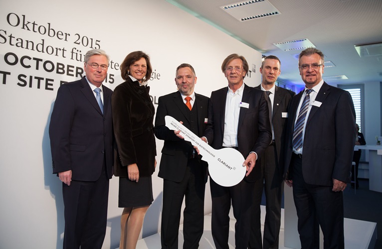 Ceremonia de entrega simb&#243;lica de la llave de las instalaciones:Hariolf Kottmann, CEO de Claria...