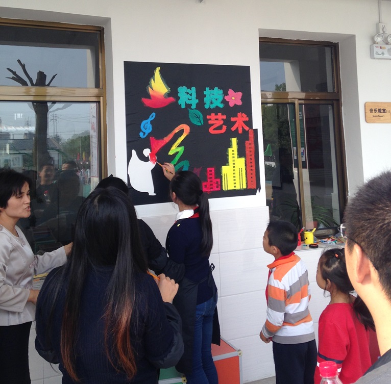Kids are decorating their school together with Clariant volunteers and pigments products. (Photo: Cl...