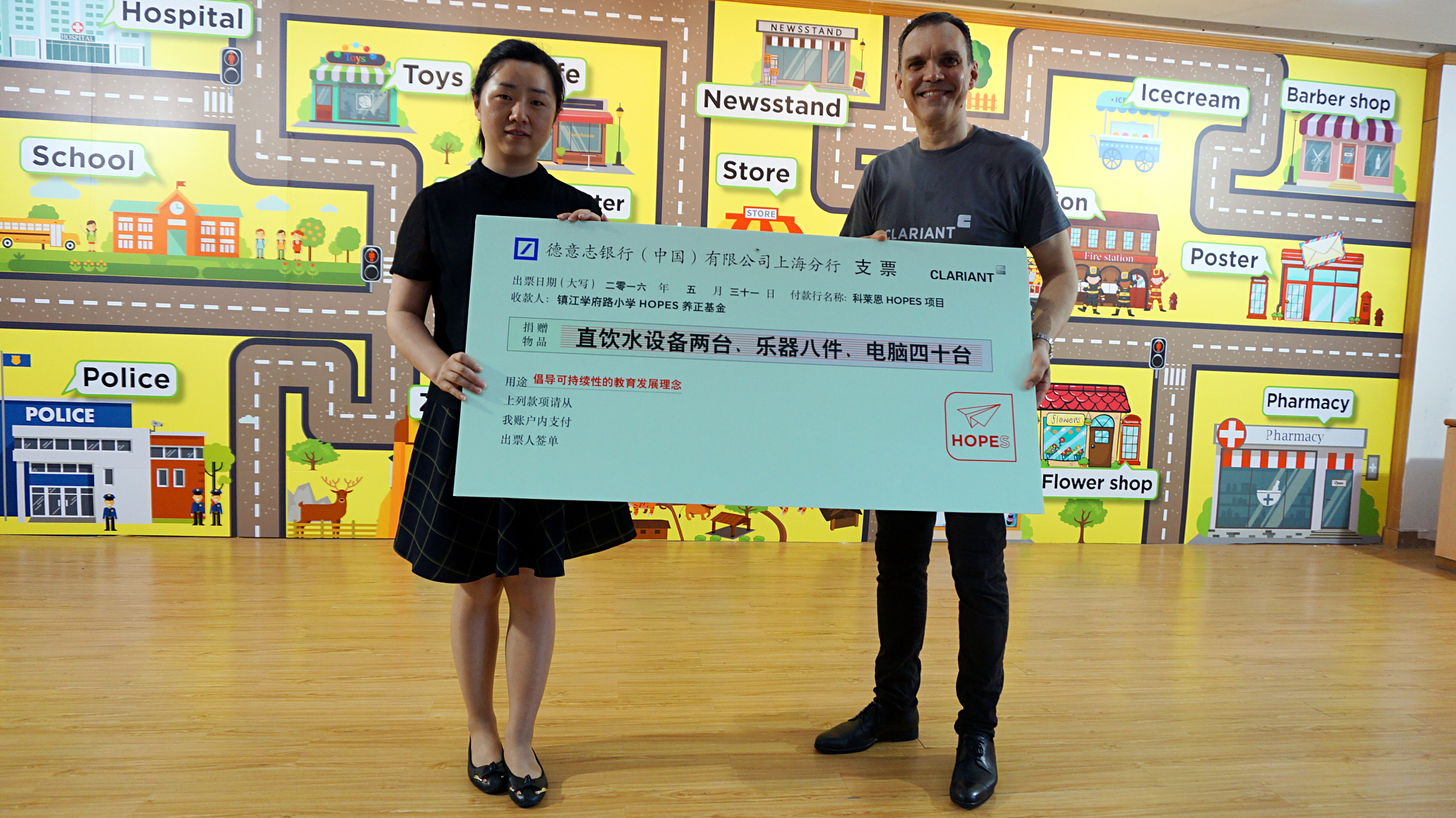 Ms. Wang Fang, the schoolmaster and Jan Kreibaum at the donation ceremony. (Photo: Clariant)