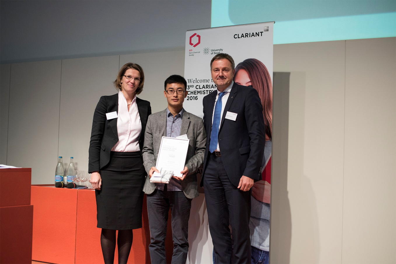 Britta Fuenfstueck (links), Mitglied des Executive Committee von Clariant, Martin Vollmer (rechts)...
