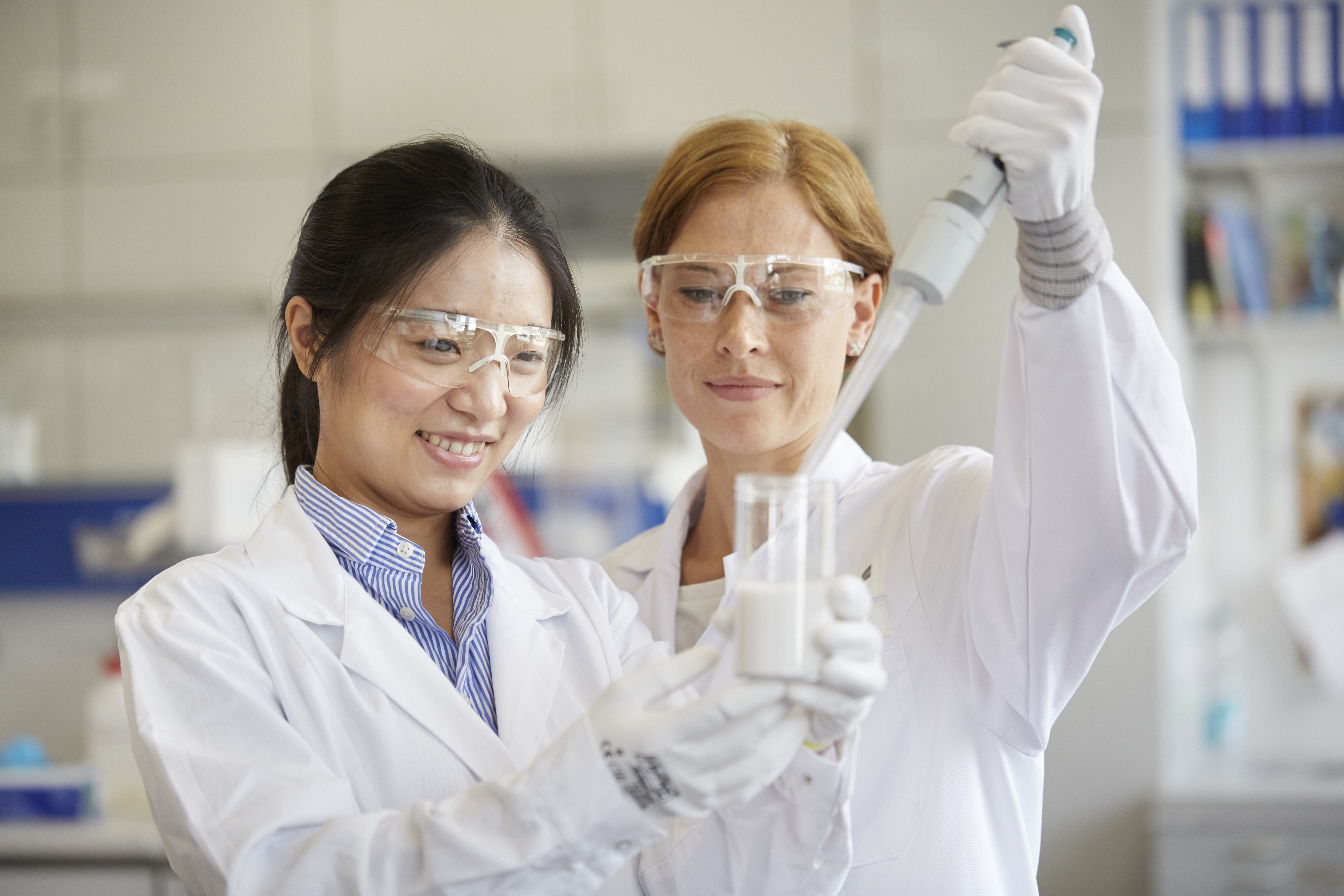 Exolit® AP 435 keeps intumescent coatings fluid and workable even after long storage. (Photo: Clar...