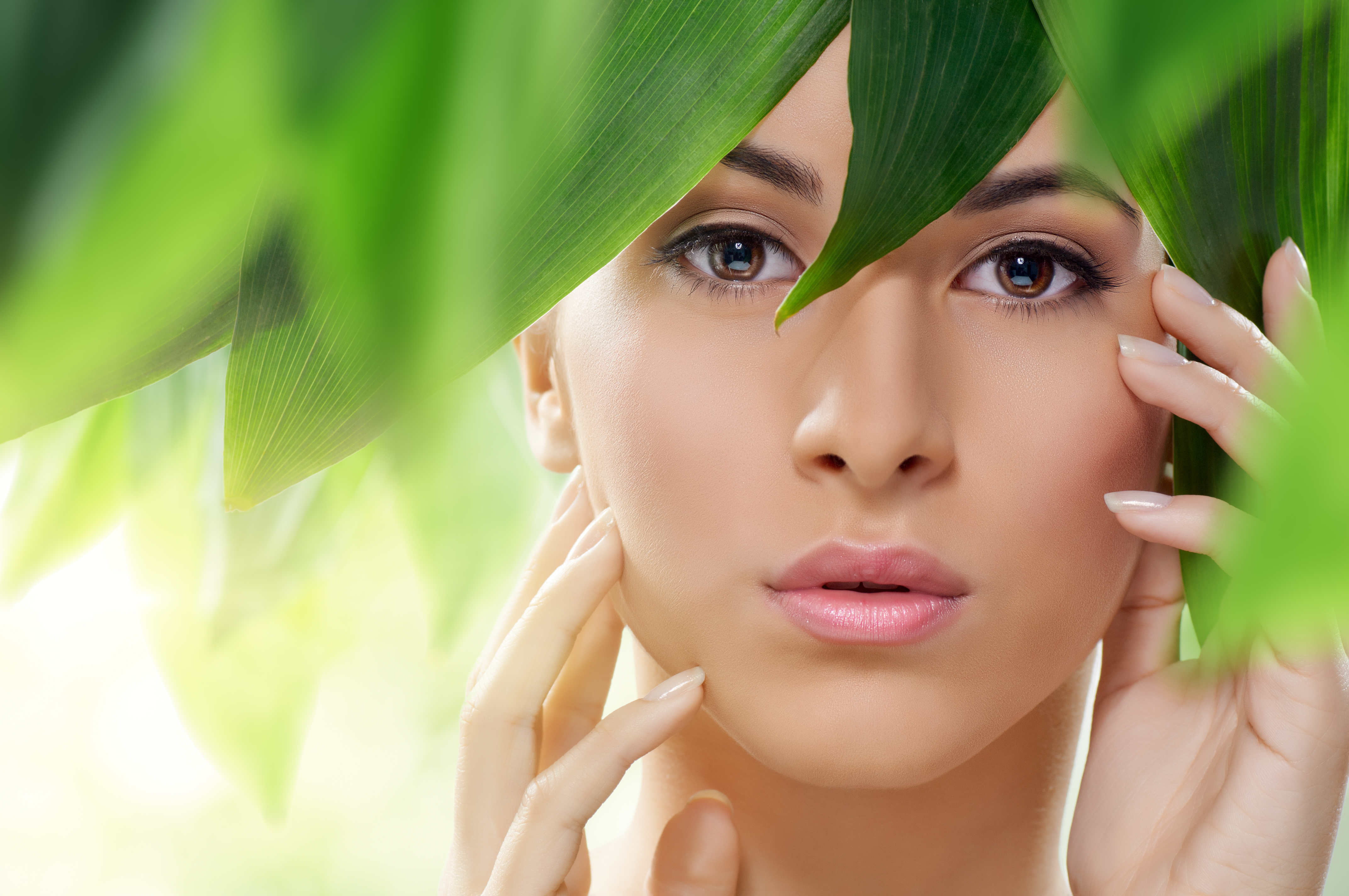 Зеленый сайт косметика. Красивое лицо. Лицо девушки. Натуральная косметика девушка. Девушка в зеленых листьях.