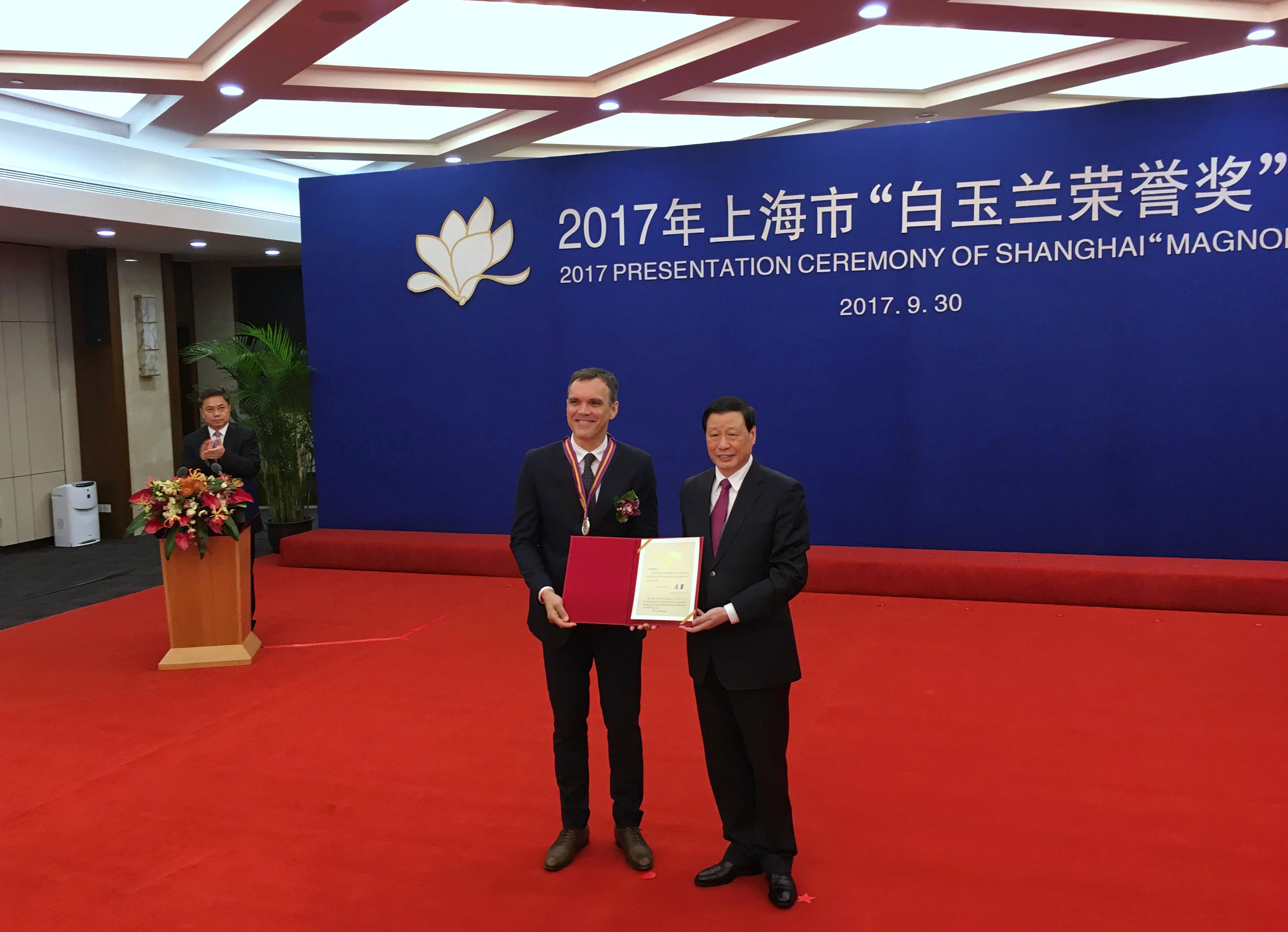 Mr.Ying Yong, Mayor of Shanghai, presented the award to Jan Kreibaum. (Photo: Clariant)