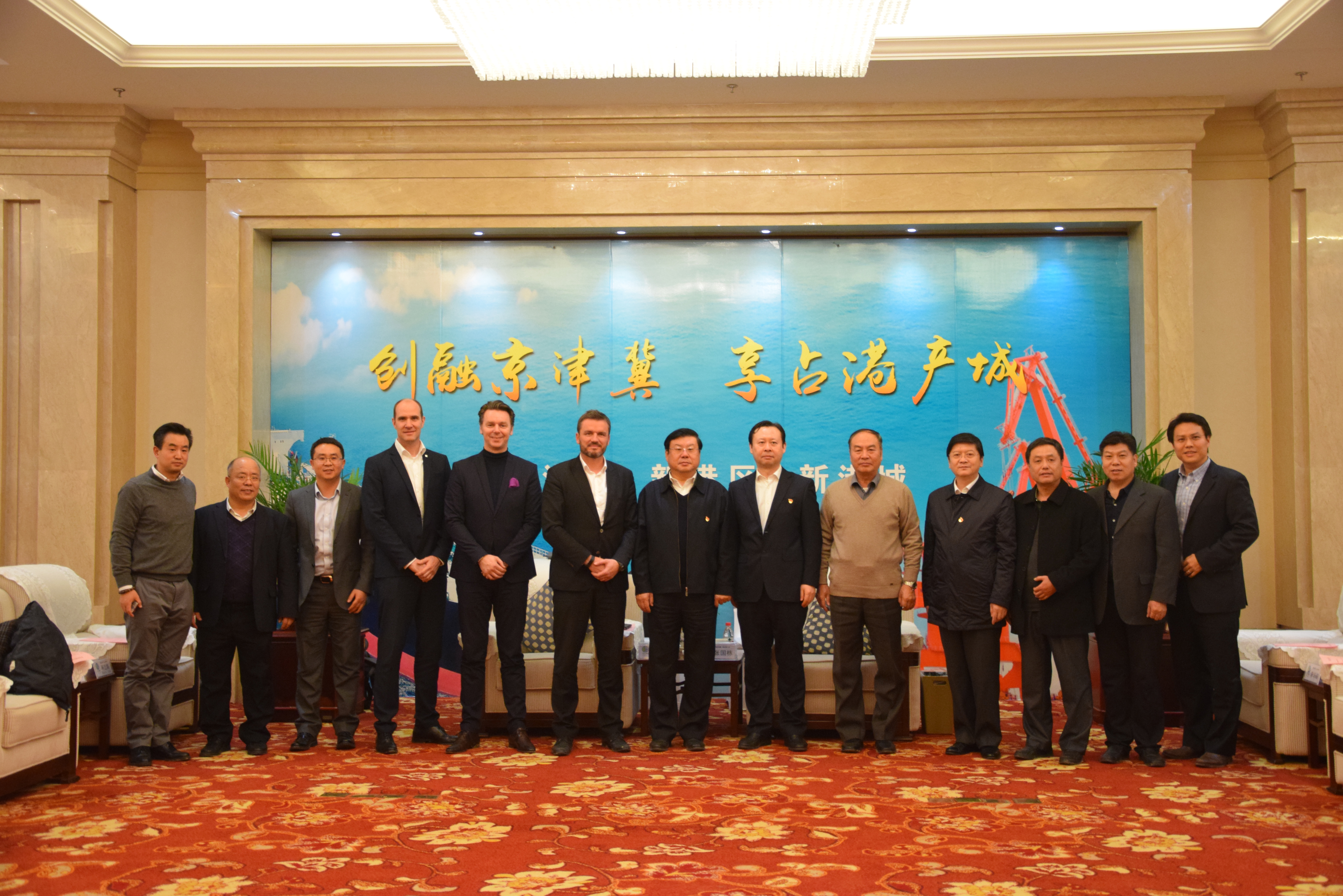11月20日，来自科莱恩添加剂和北京天罡的代表与沧州临港国家级经济开发区代表团确认生产工厂的土地转让事宜。(图片提供：科莱恩)