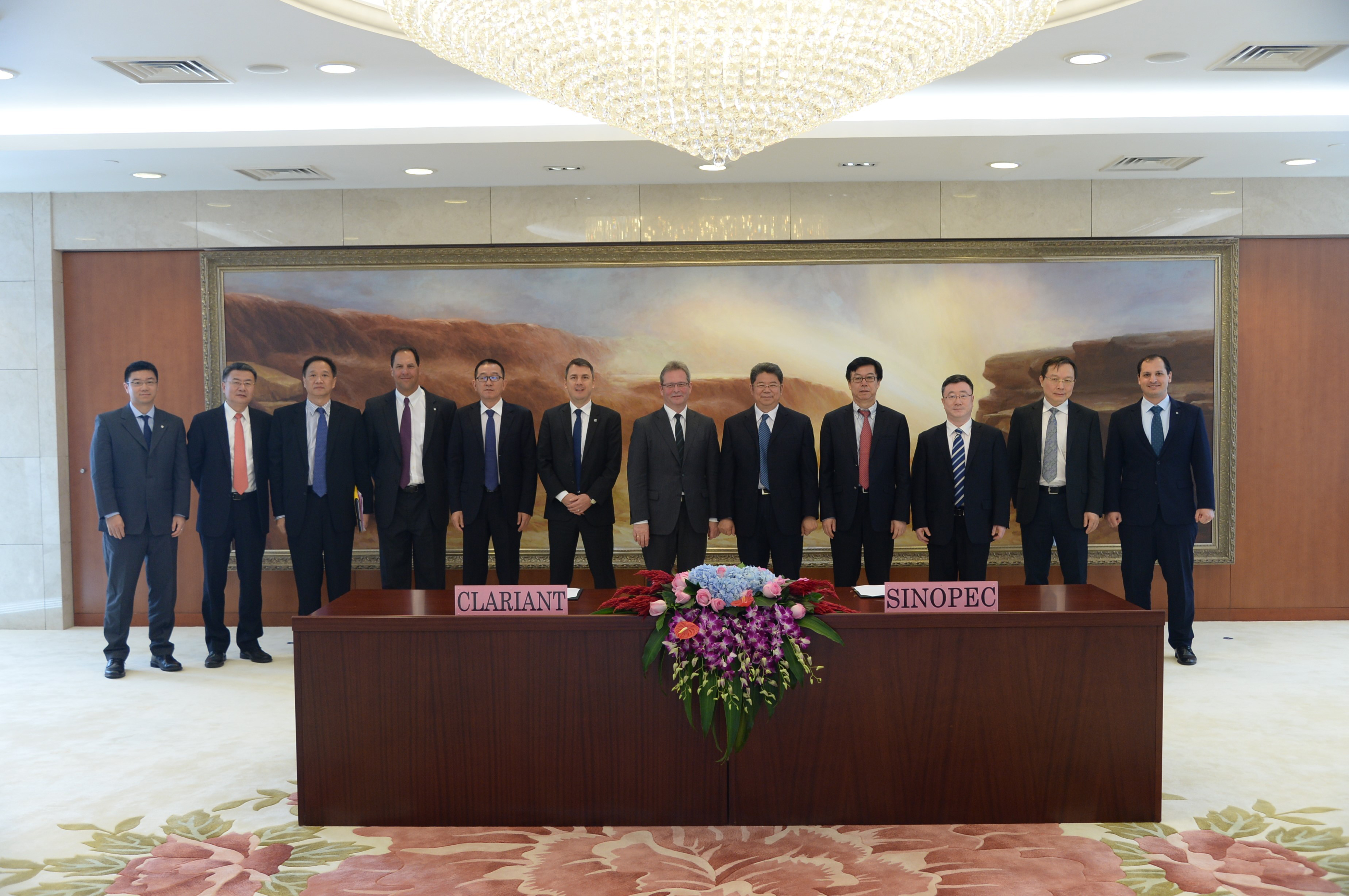 科莱恩高级管理团队和中石化团队在北京签署协议。(照片：科莱恩)