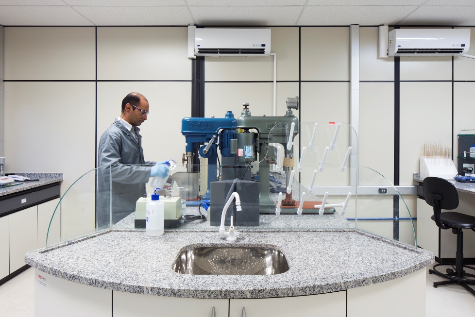 Clariant conta com o Centro de Aplicação & Desenvolvimento para Mineração, localizado em Belo Hori...