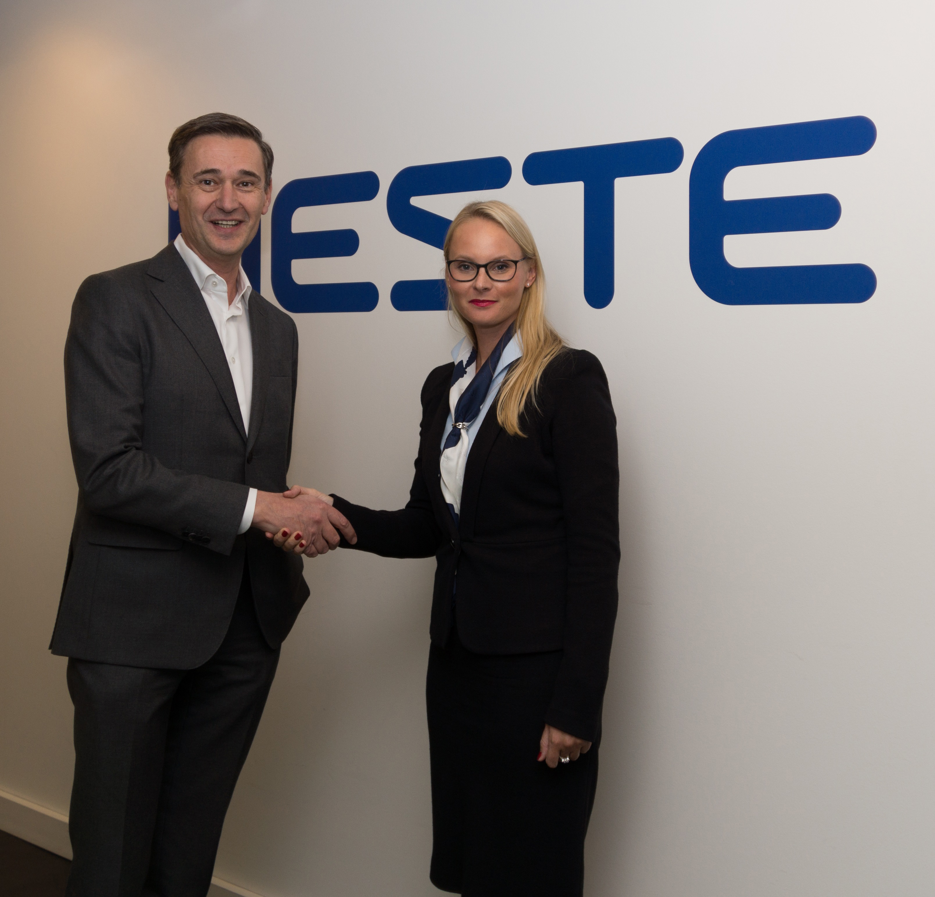 Peter Vanacker, President & CEO von Neste, und Gloria Glang, VP, Leiterin der Geschäftseinheit Glo...