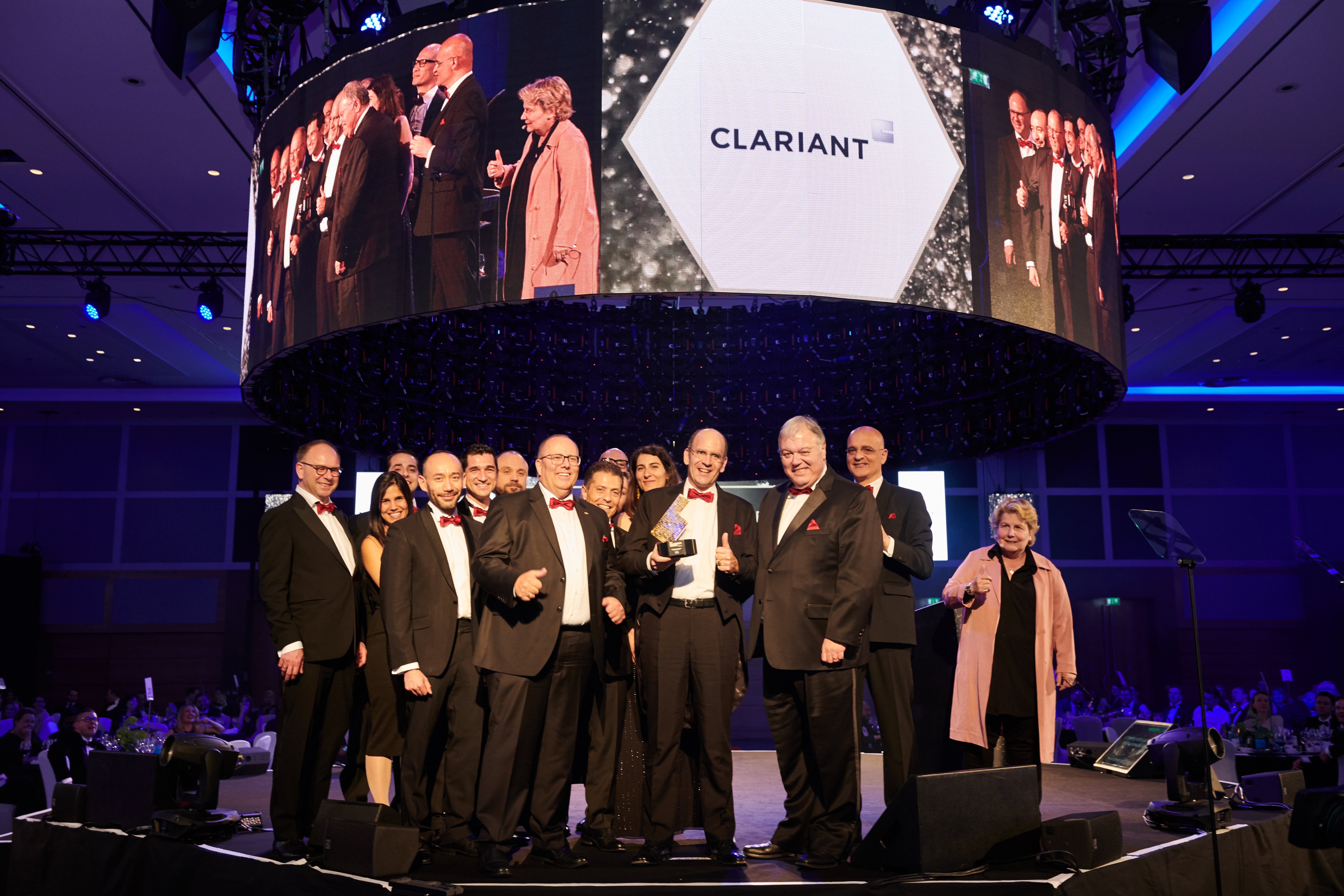 
在伦敦举行的颁奖典礼上，由董事会成员Carlo G. Soave带领的科莱恩员工代表团在约1100名现场嘉宾的见证下，接过了2019年全球采购奖的奖杯。(图片来源：科莱恩)
