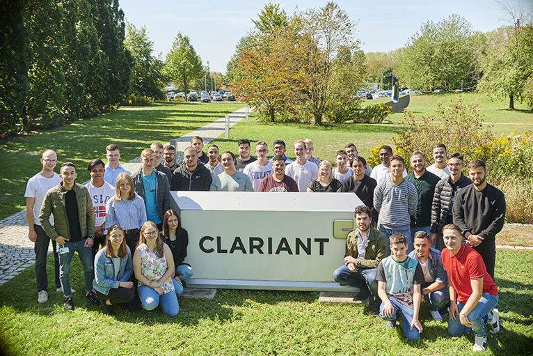 Fröhliche Gesichter zum Start in das Berufsleben: 36 Auszubildende bei der Begrüßung am Standort Rhein-Main der Clariant 1