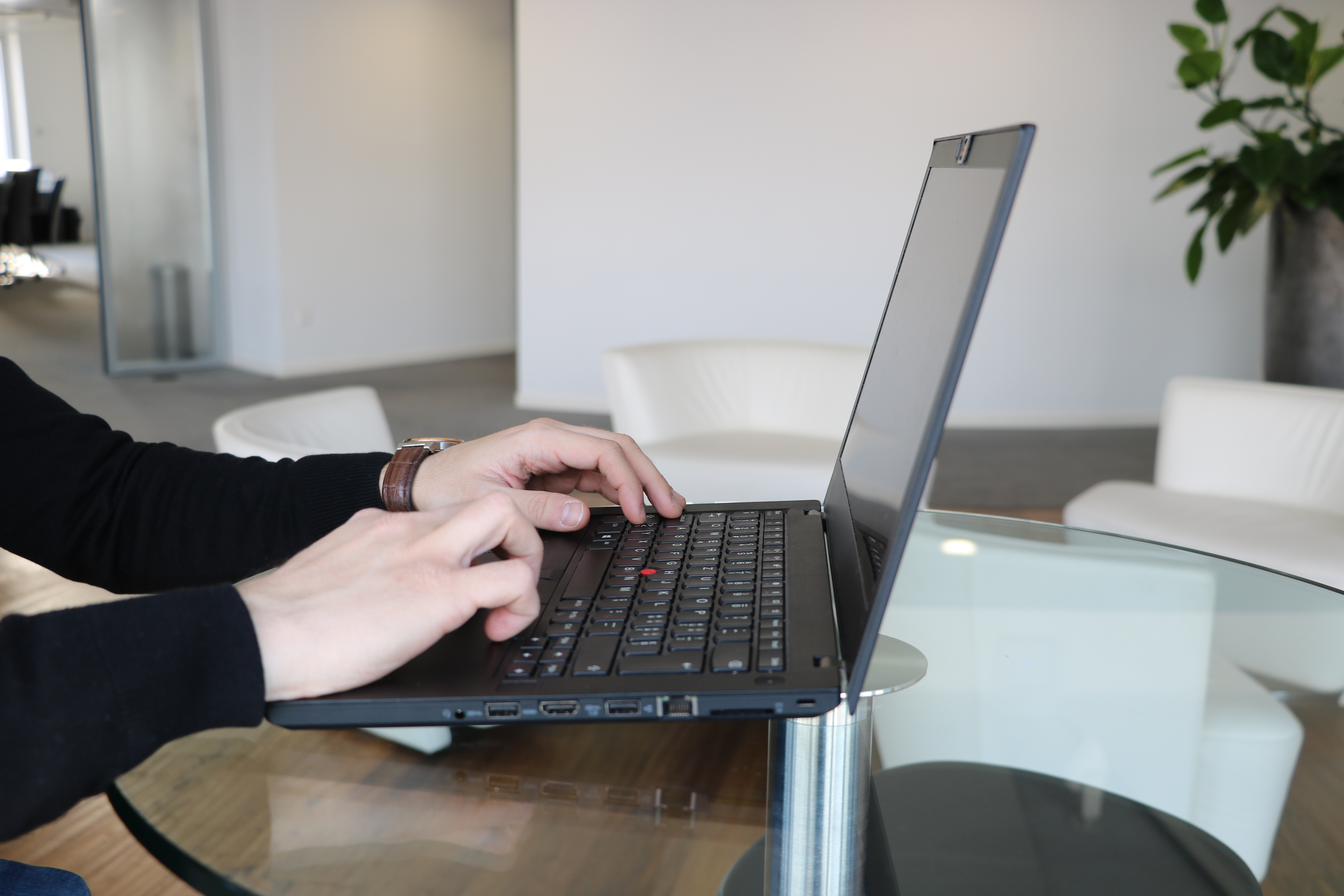 Laptops sind eine typische Endanwendung für VYPET™ OBP Compounds von Lavergne mit Exolit® OP Flamm...