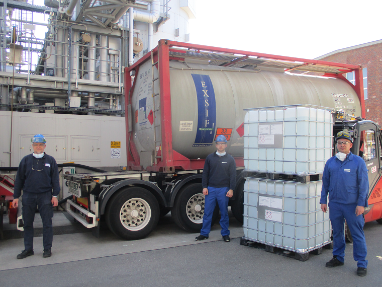 Clariants Team am Standort in Gendorf produziert pro Monat etwa 2 Millionen Liter Desinfektionsmittel