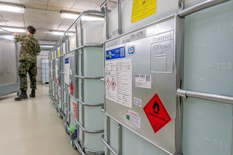 Von Clariant und den Industriepartnern CropEnergies und Brenntag gestiftete Behälter mit Desinfektionsmittel werden vom Armeeapotheke an Schweizer medizinische Einrichtungen verteilt.