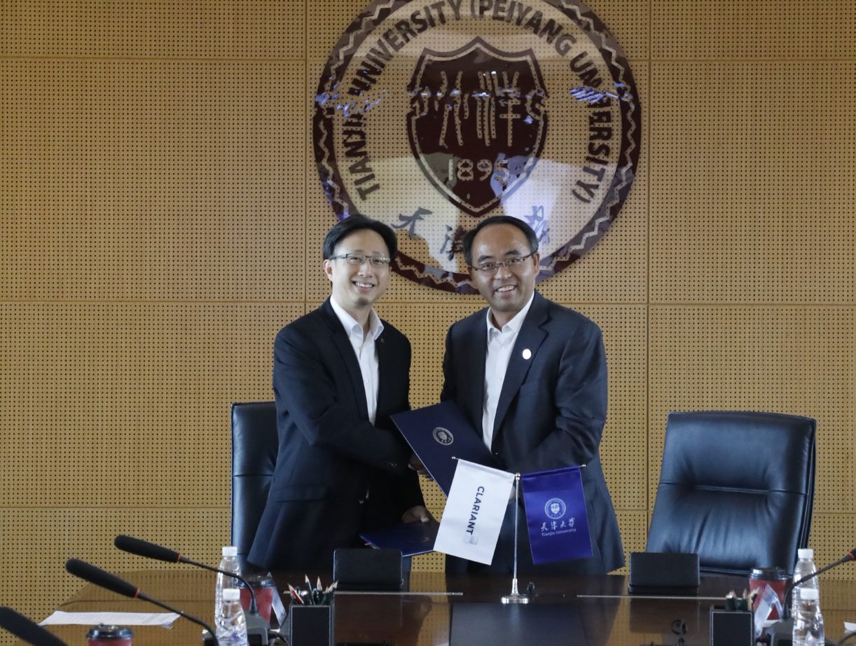 天津大学副校长胡文平教授（右）以及科莱恩催化剂中国区副总裁陈志鹏（左）在天津大学签署合作协议。