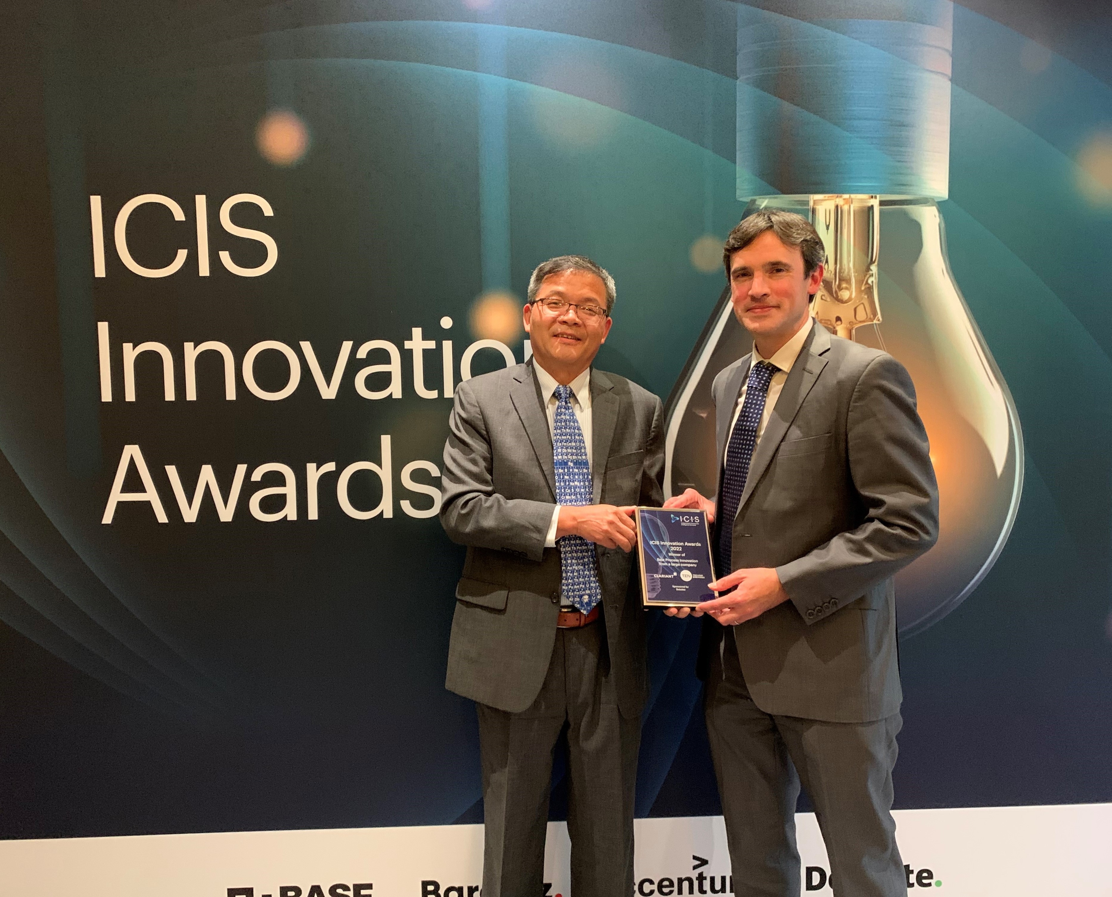 Yeping Cai from Clariant and Stephane Walspurger from Technip Energies collecting the ICIS Innovat...