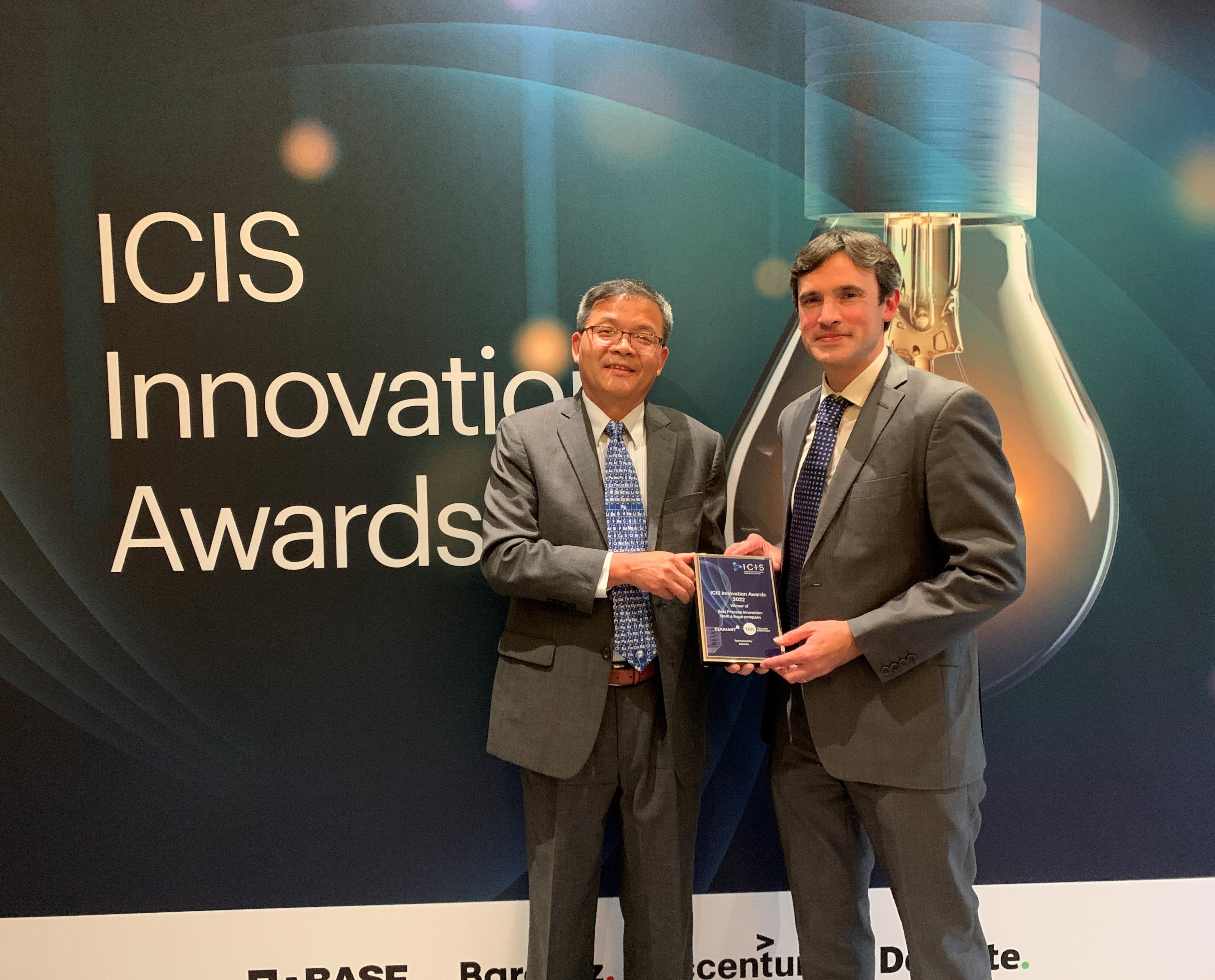 来自科莱恩的蔡叶平和德希尼布能源的Stephane Walspurger出席英国伦敦的ICIS创新奖颁奖仪式。