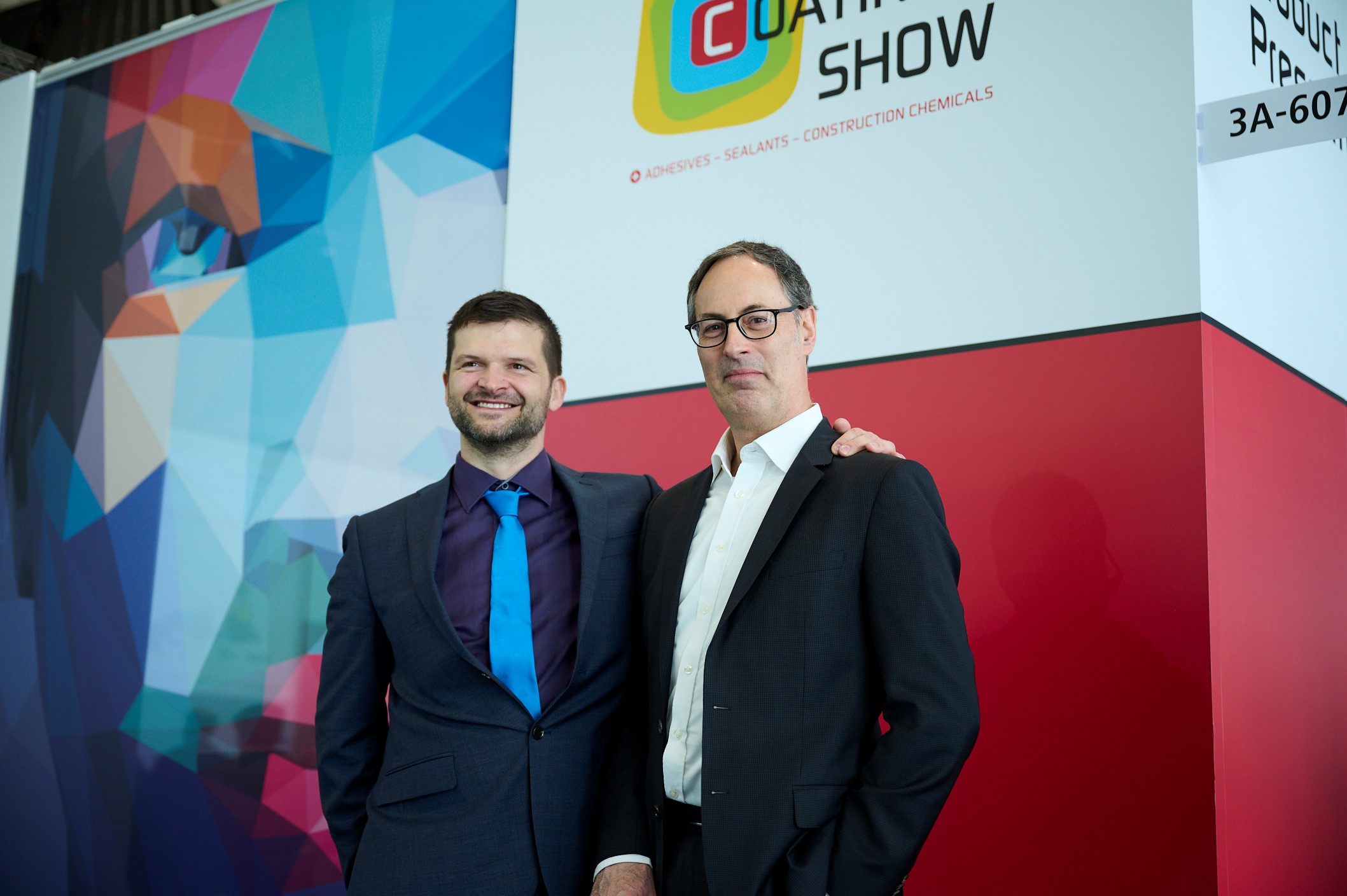 Von links nach rechts: Christopher Dobbins, Application Manager Adhesives & Sealants bei Omya und ...