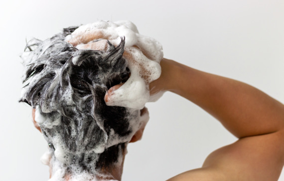 Clariant_Photo_A man washes his head with shampoo