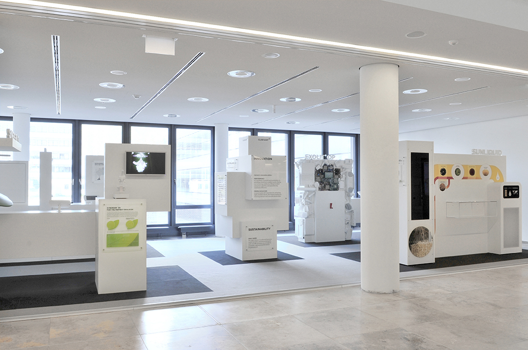 At the center of the Innovation Arena, a complex structure of differently sized cubes presented the core values of Clariant: People, Planet and Performance, together with the most important issue of Sustainability.