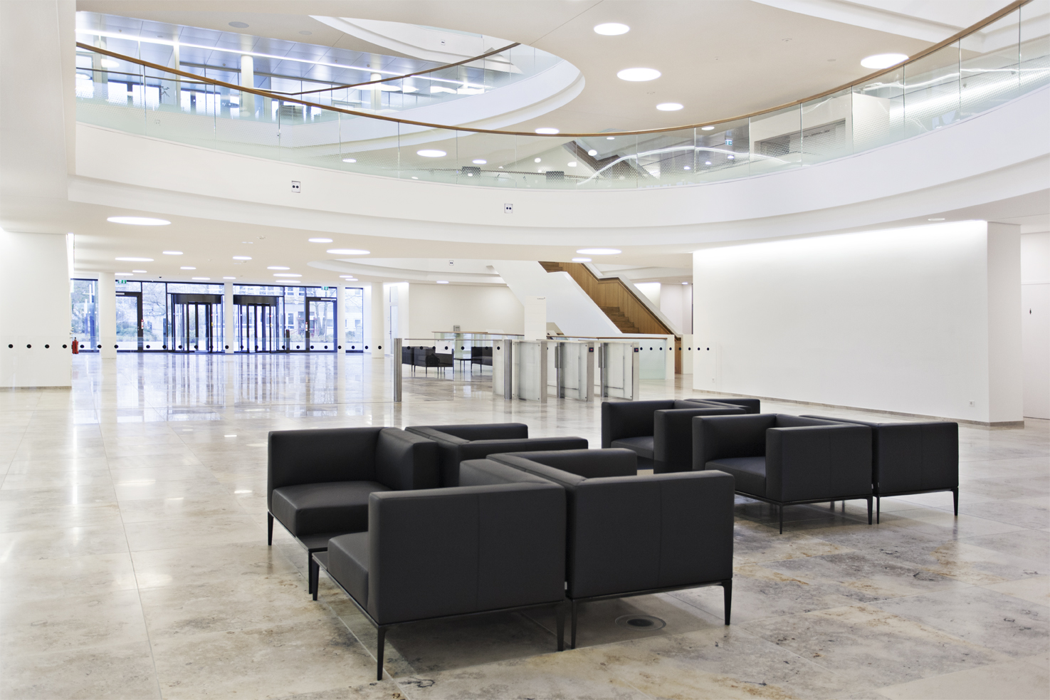  The spacious foyer has a ceiling height of 20 meters and spans 600 square meters. Thanks to the expansive atria, sunlight filters through all floors.