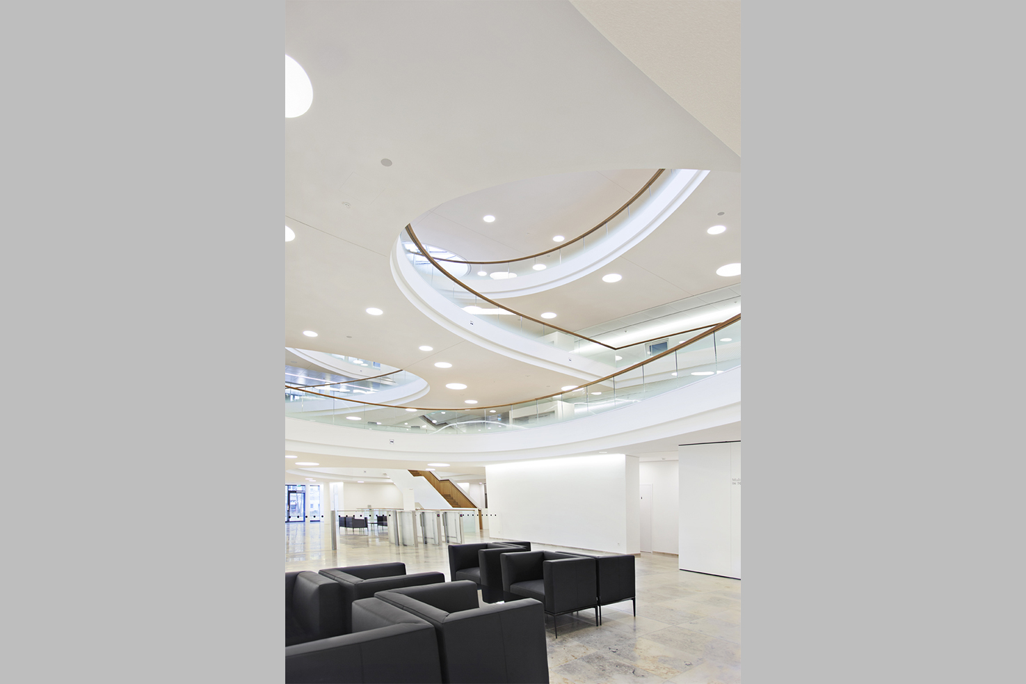  The spacious foyer has a ceiling height of 20 meters and spans 600 square meters. Thanks to the expansive atria, sunlight filters through all floors.