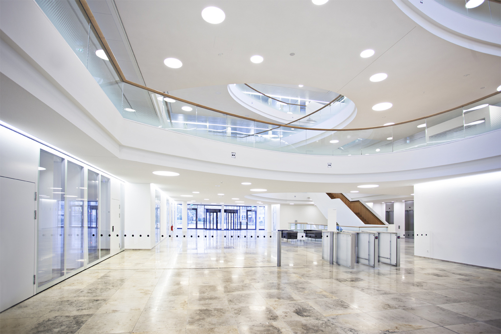  The spacious foyer has a ceiling height of 20 meters and spans 600 square meters. Thanks to the expansive atria, sunlight filters through all floors.