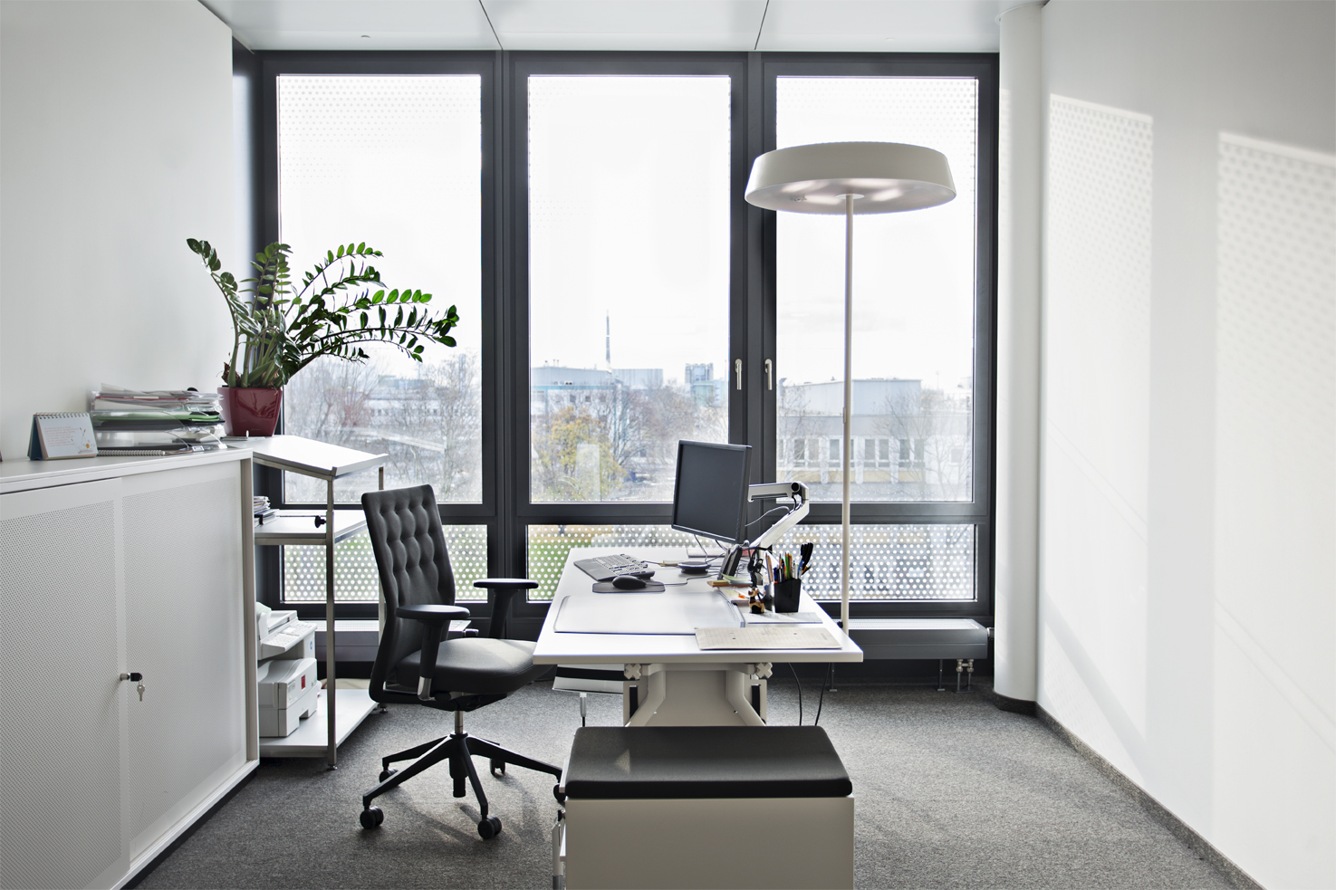  Intelligent technology automatically controls the interior lighting in line with natural light conditions outside, ensuring a harmonious ambiance and positive energy at all times.