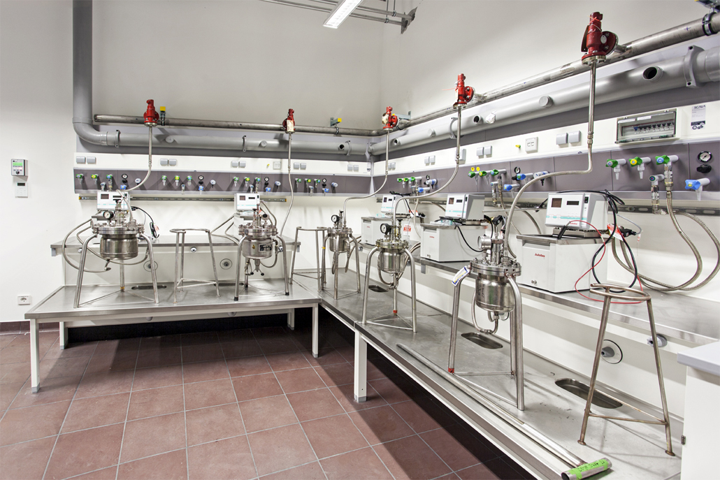  The ideal environment for inspirational chemistry: 800 meters of laboratory benches and 330 fume hoods create the ideal working conditions and ensure safety in the large number of laboratories spread throughout the Clariant Innovation Center.