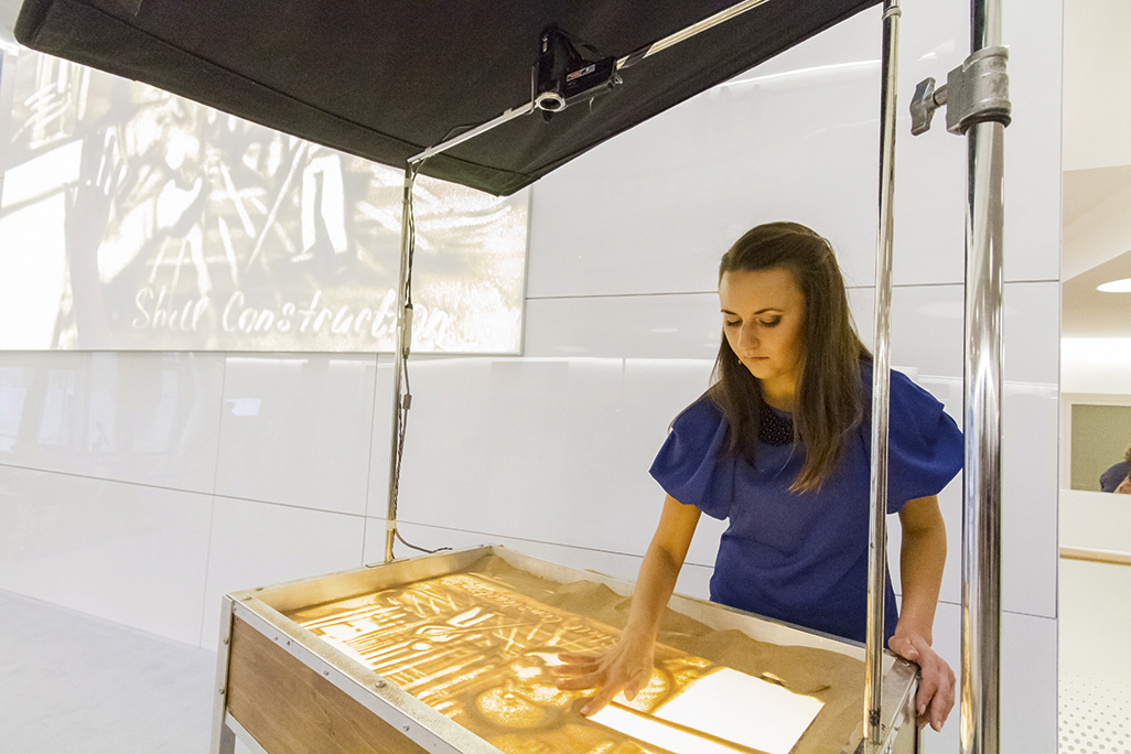  Julia Kurkina, a sand artist from Kiev, performed a live animation of the construction of the CIC.