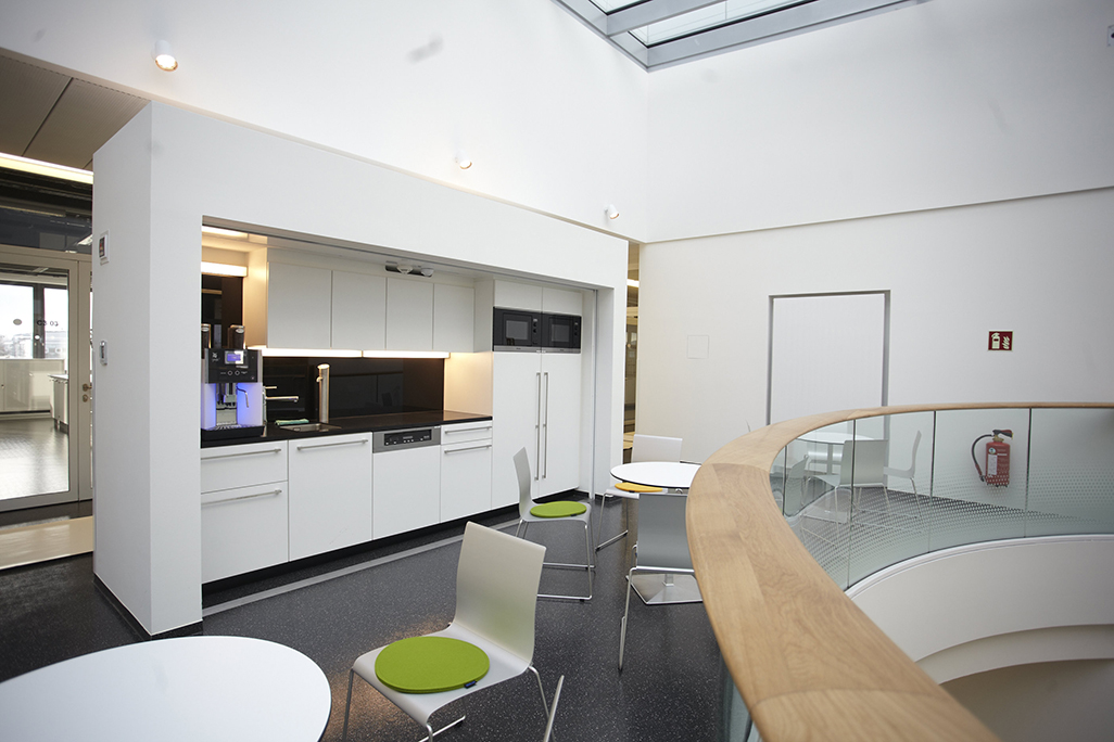  Spread throughout the building are coffee lounges in the different atria, where Clariant employees can enjoy their break in a relaxed, open atmosphere.