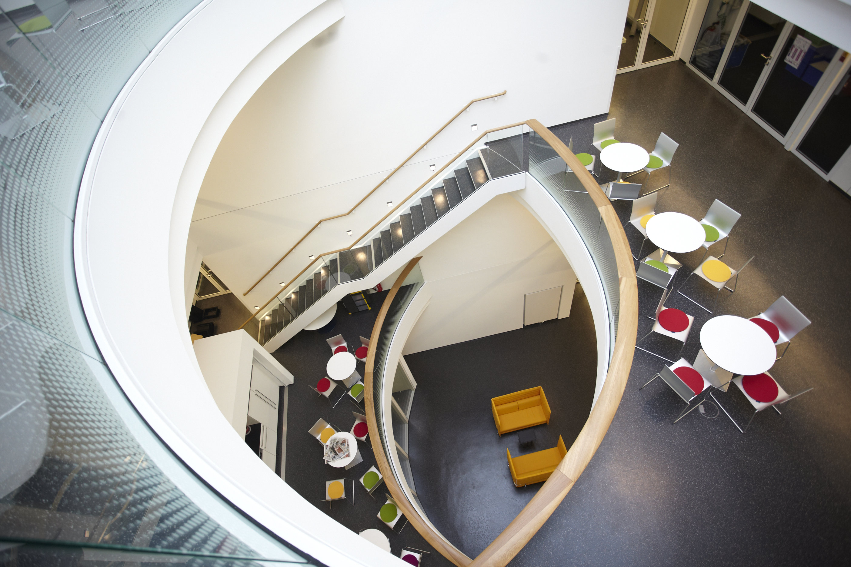  The striking visual appeal of the elliptical atria arranged one above the other and different in all three building sections defines the inviting, light-flooded atmosphere in the interior.