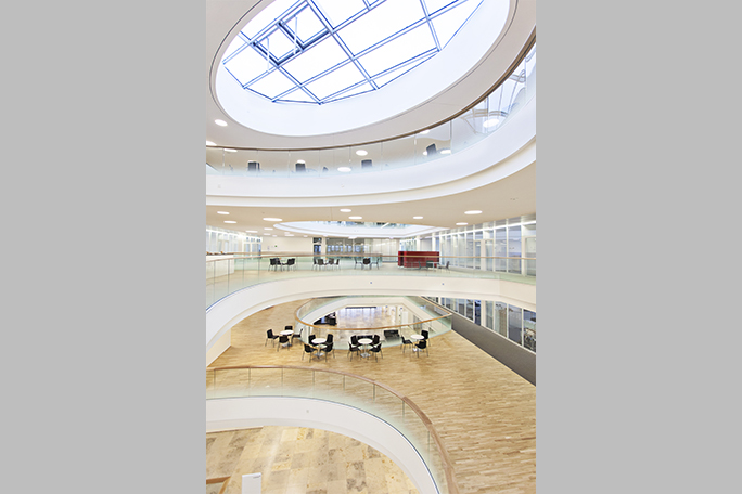  The striking visual appeal of the elliptical atria arranged one above the other and different in all three building sections defines the inviting, light-flooded atmosphere in the interior.