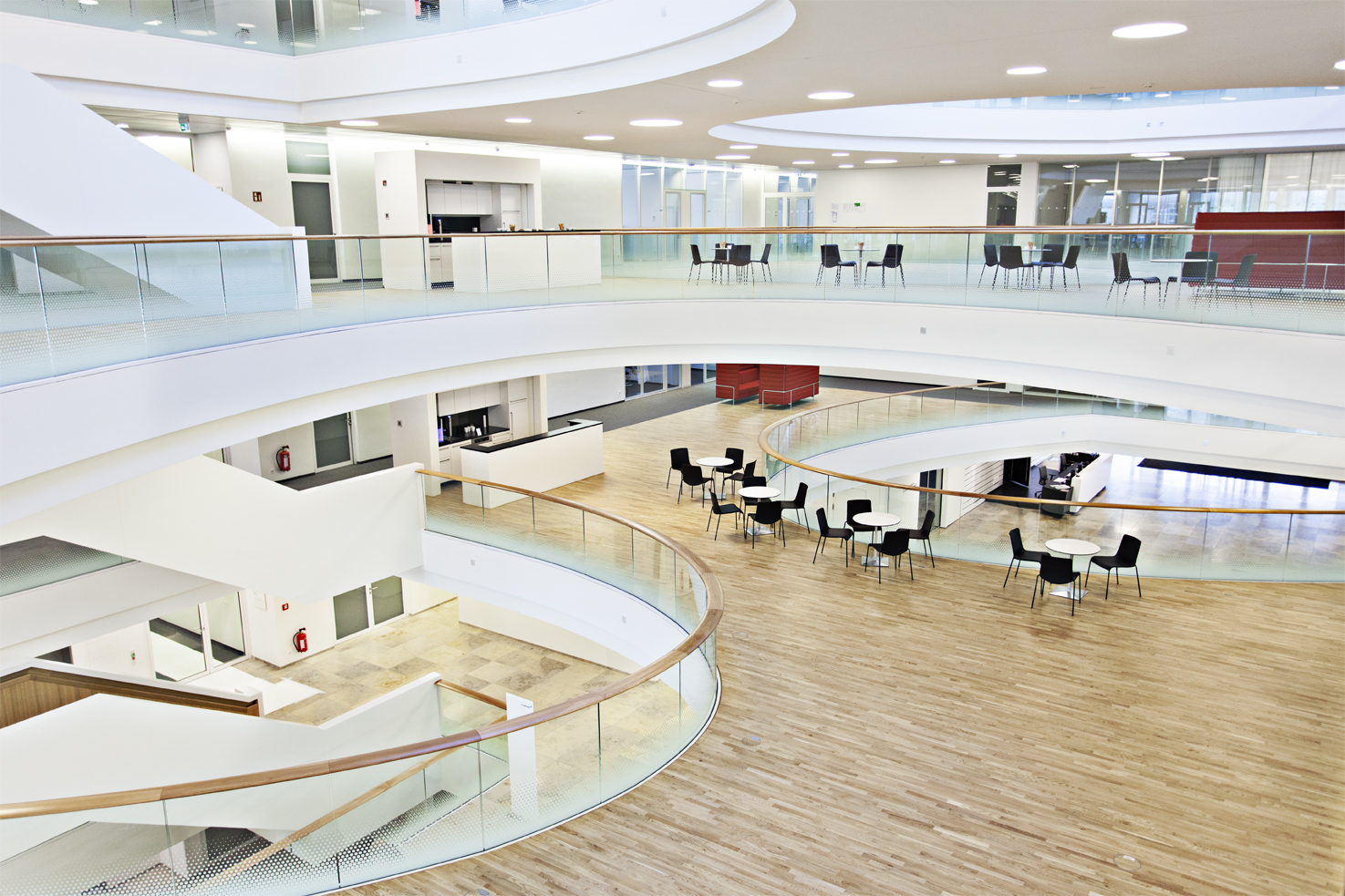  The striking visual appeal of the elliptical atria arranged one above the other and different in all three building sections defines the inviting, light-flooded atmosphere in the interior.