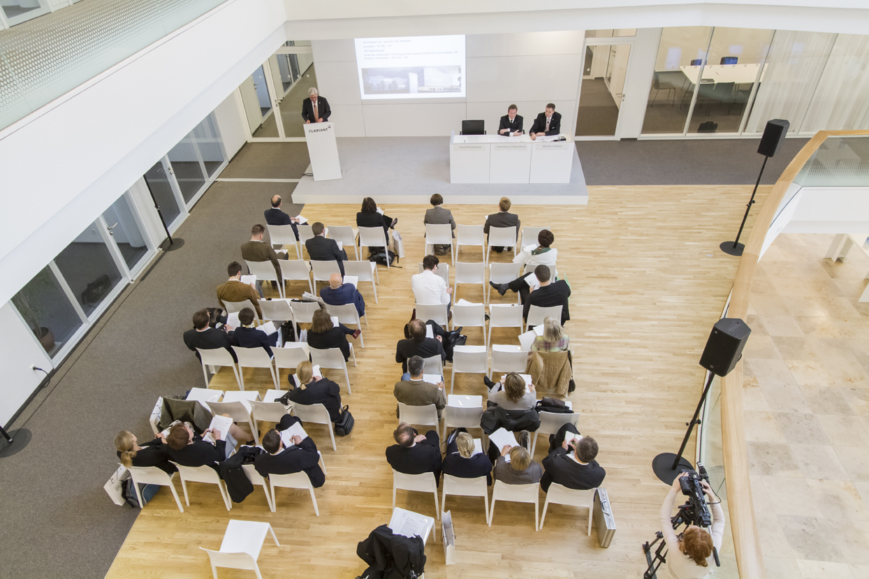  The opening ceremony began with a press conference.