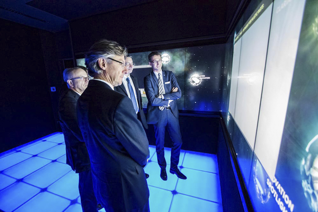  Guests discovering the multimedia exhibition »In Touch with Clariant«.